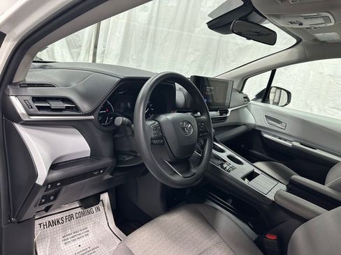 Used 2025 Toyota Sienna LE FWD image 14