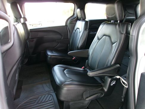 Used 2025 Chrysler Pacifica Select FWD image 17