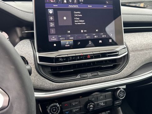 Used 2024 Jeep Compass Latitude image 23