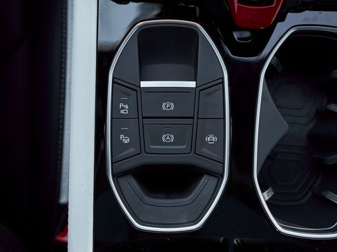 Used 2025 Lamborghini Urus SE image 65