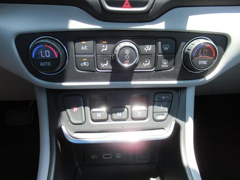 Used 2021 GMC Terrain SLT w/ Infotainment Package II FWD image 27