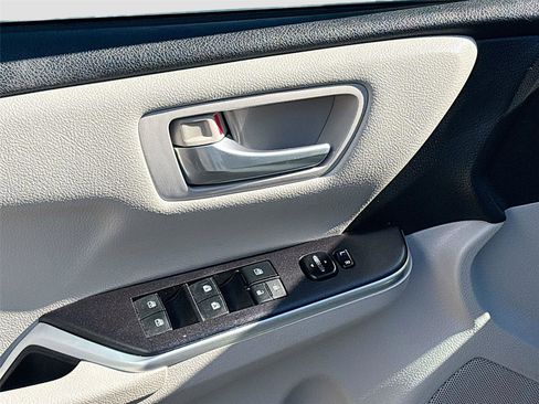 Used 2016 Toyota Camry SE image 19