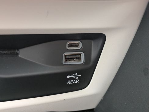 Used 2023 Chrysler Pacifica Limited w/ Uconnect Theater Family Group FWD image 28
