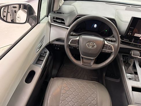 Used 2025 Toyota Sienna XLE w/ XLE Plus Package AWD/4WD image 28
