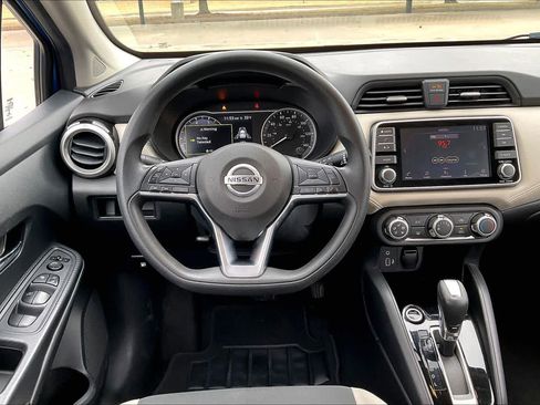 Used 2020 Nissan Versa SV image 5