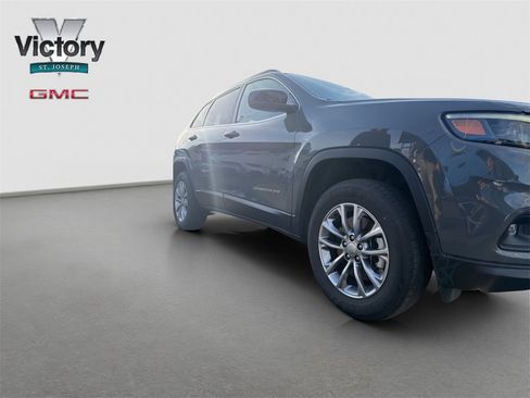 Used 2022 Jeep Cherokee Latitude Lux w/ Mopar Interior Package image 2