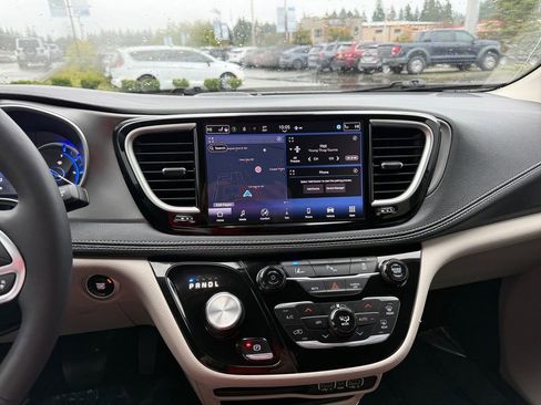 Certified 2024 Chrysler Pacifica Select image 7
