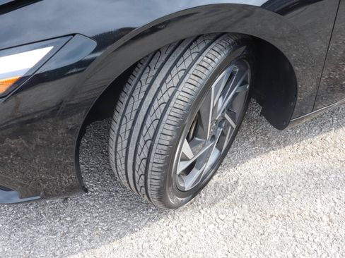 Used 2024 Hyundai Elantra Limited FWD image 17