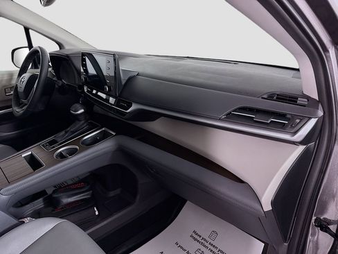Used 2024 Toyota Sienna XLE FWD image 20