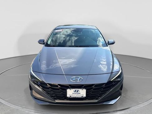 Used 2022 Hyundai Elantra Limited FWD image 2