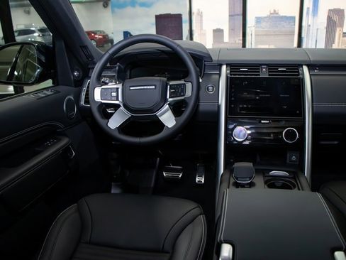 Certified 2025 Land Rover Discovery Metropolitan Edition image 16