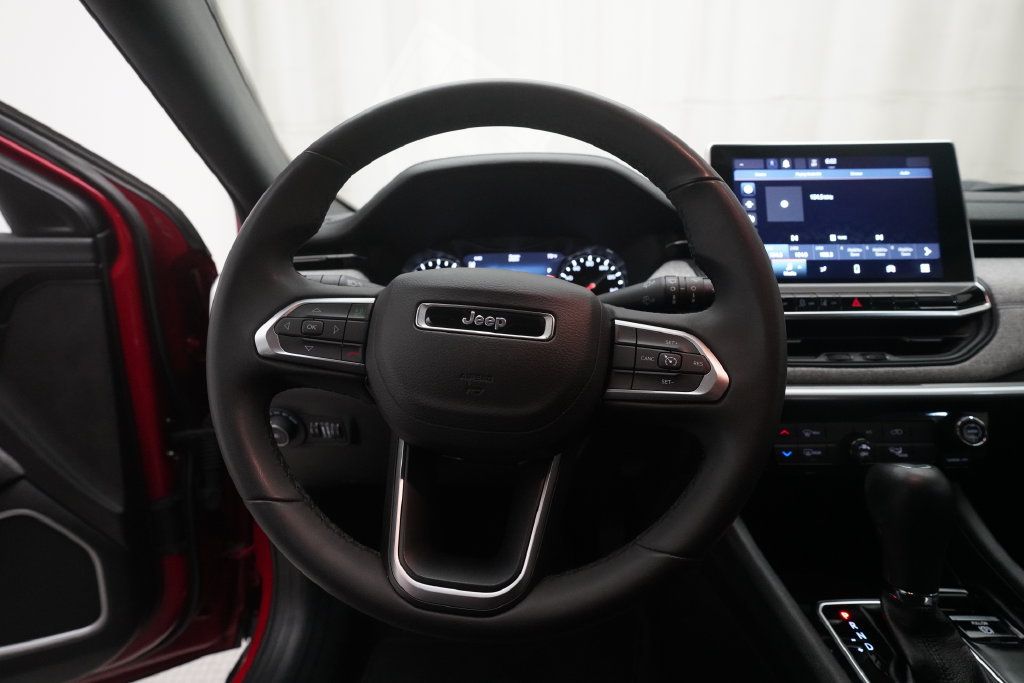 Used 2024 Jeep Compass Latitude AWD/4WD image 4