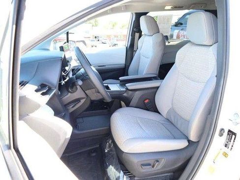 Used 2025 Toyota Sienna LE w/ LE Plus Package AWD/4WD image 10