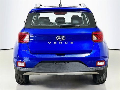 Used 2023 Hyundai Venue Limited image 6