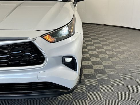 Used 2022 Toyota Highlander XLE FWD image 9