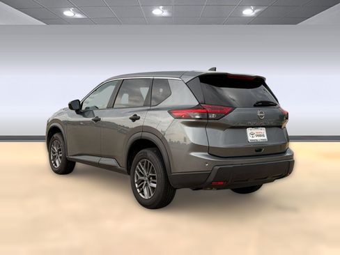 Used 2024 Nissan Rogue S FWD image 3