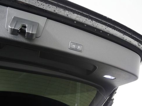 Used 2019 Audi e-tron Prestige w/ Prestige Package image 18