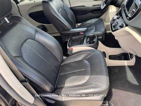 Used 2019 Chrysler Pacifica Touring-L FWD image 15