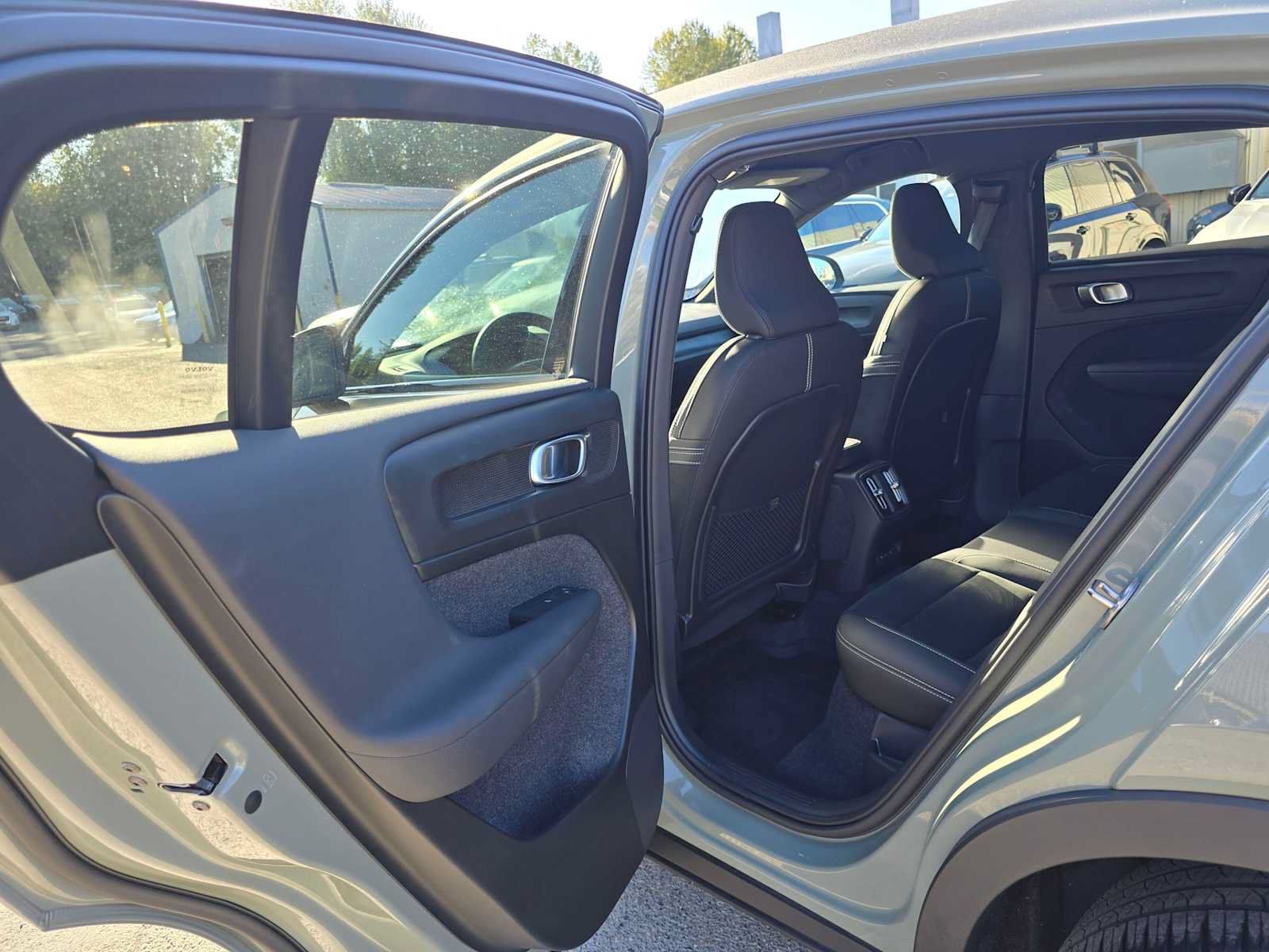 Certified 2023 Volvo C40 P8 Recharge Ultimate w/ Protection Package Premier AWD/4WD image 16