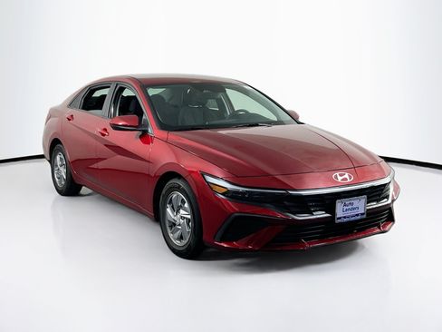 Used 2024 Hyundai Elantra SE FWD image 3