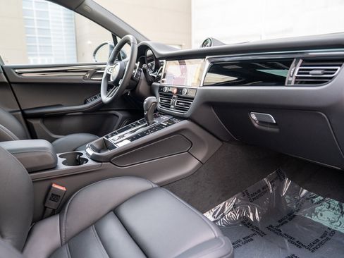 Certified 2026 Porsche Macan AWD/4WD image 25