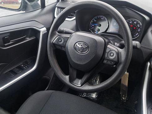 Used 2021 Toyota RAV4 LE image 10