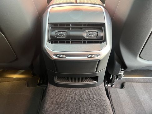 Used 2023 BMW i7 xDrive60 image 26