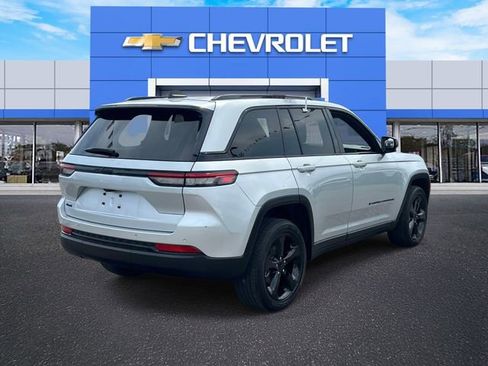 Used 2023 Jeep Grand Cherokee Altitude image 6