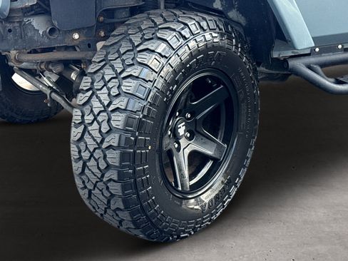 Used 2014 Jeep Wrangler Unlimited Sahara w/ Dual Top Group AWD/4WD image 22