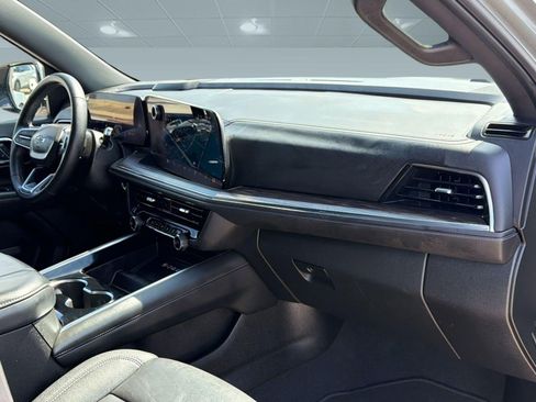 Used 2025 Chevrolet Suburban Z71 image 32