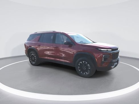 Used 2025 Chevrolet Traverse Z71 AWD/4WD image 2