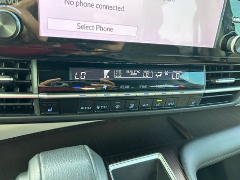 Used 2021 Toyota Sienna XLE FWD image 27