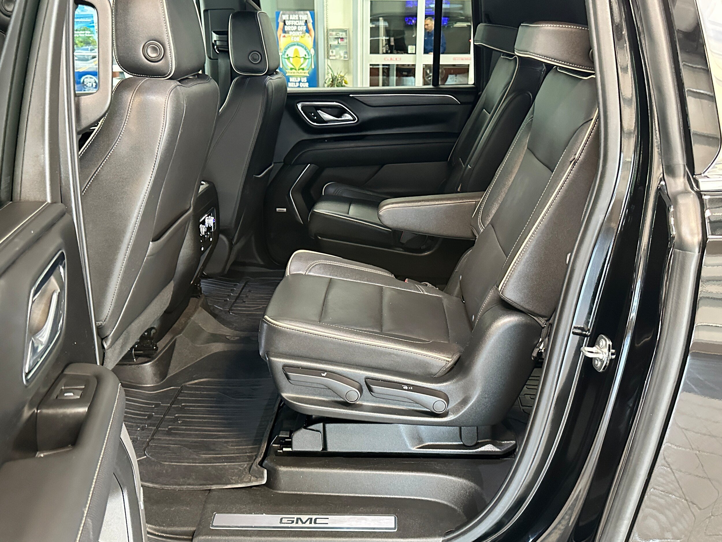Used 2023 GMC Yukon XL SLT w/ SLT Premium Package AWD/4WD image 8