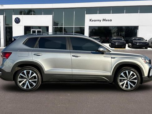 Used 2022 Volkswagen Taos SE image 3