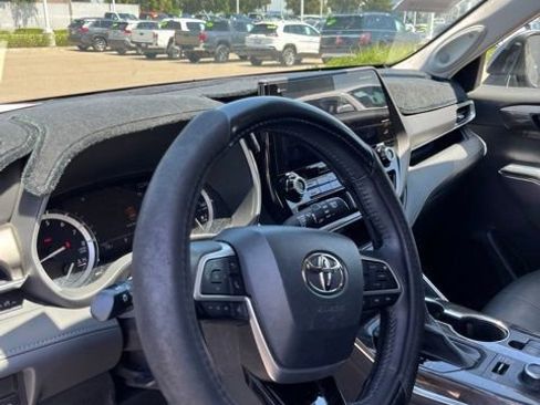 Used 2022 Toyota Highlander Limited AWD/4WD image 12