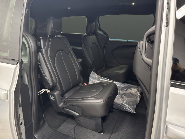 New 2026 Chrysler Pacifica Select w/ S Appearance Package AWD/4WD image 30