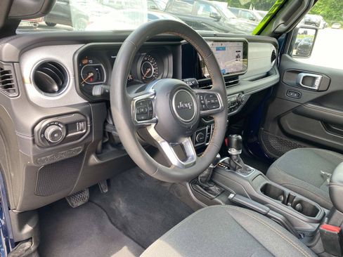 Used 2025 Jeep Wrangler Unlimited Sahara w/ Safety Group AWD/4WD image 25