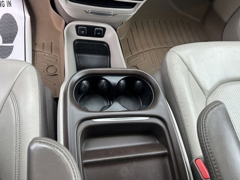 Used 2018 Chrysler Pacifica Touring-L image 25