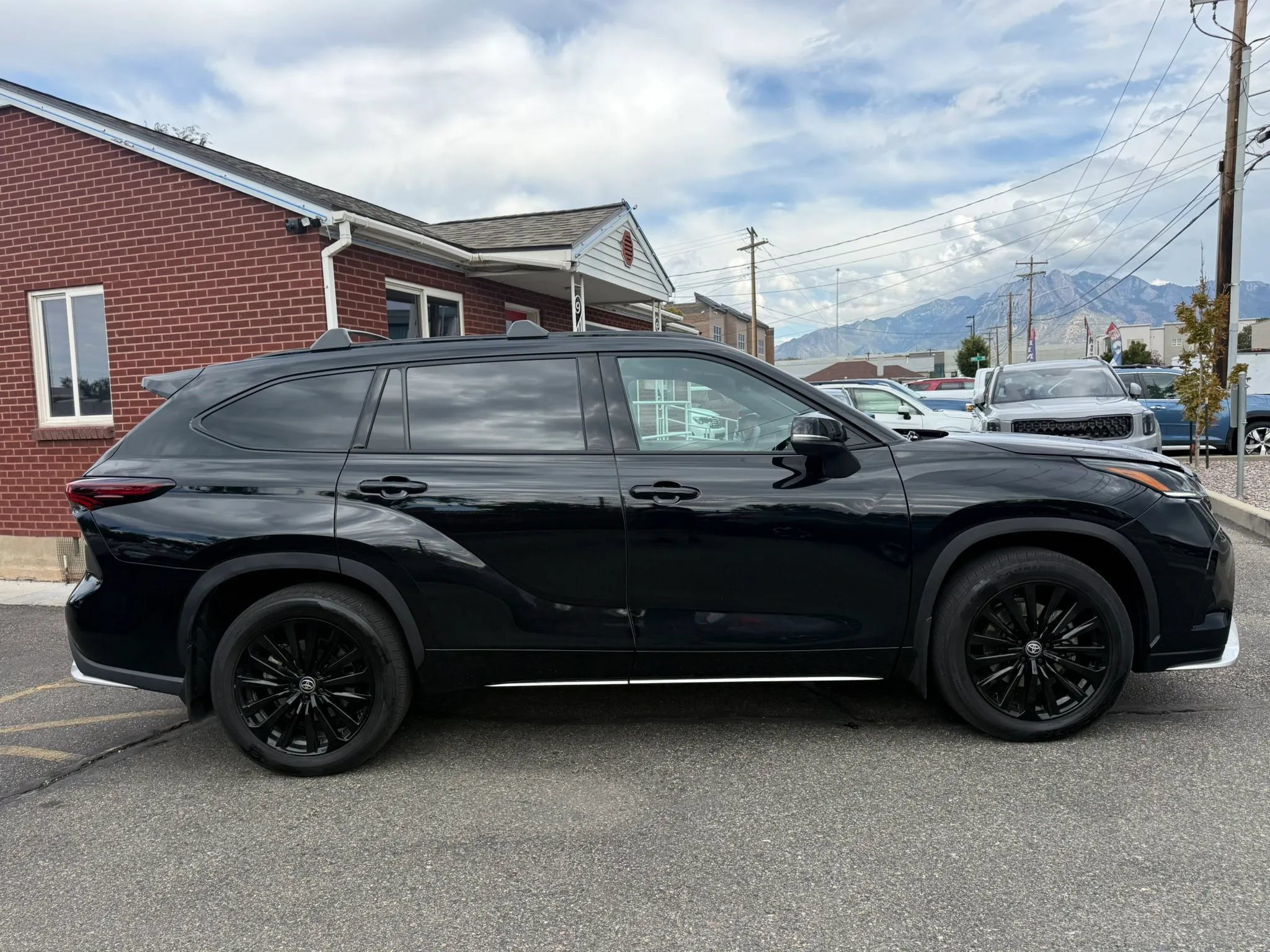 Used 2025 Toyota Highlander XSE AWD/4WD image 4