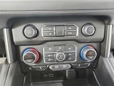 Used 2024 Chevrolet Suburban LT w/ Luxury Package image 31