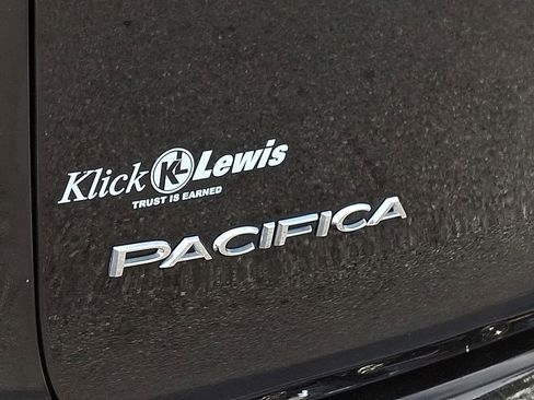 Used 2024 Chrysler Pacifica Touring-L image 32