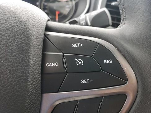Used 2022 Jeep Cherokee Latitude Lux w/ Sun & Sound Group AWD/4WD image 28