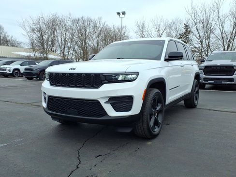 Certified 2023 Jeep Grand Cherokee Altitude image 7