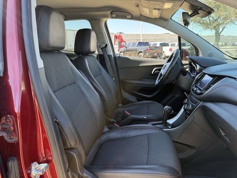 Used 2021 Chevrolet Trax LT w/ LT Convenience Package image 28