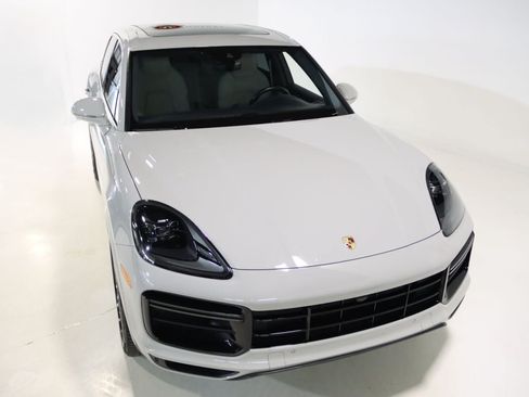 Used 2020 Porsche Cayenne Turbo AWD/4WD image 35