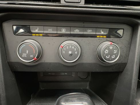 Used 2022 Volkswagen Taos SE w/ Panoramic Sunroof Package image 18