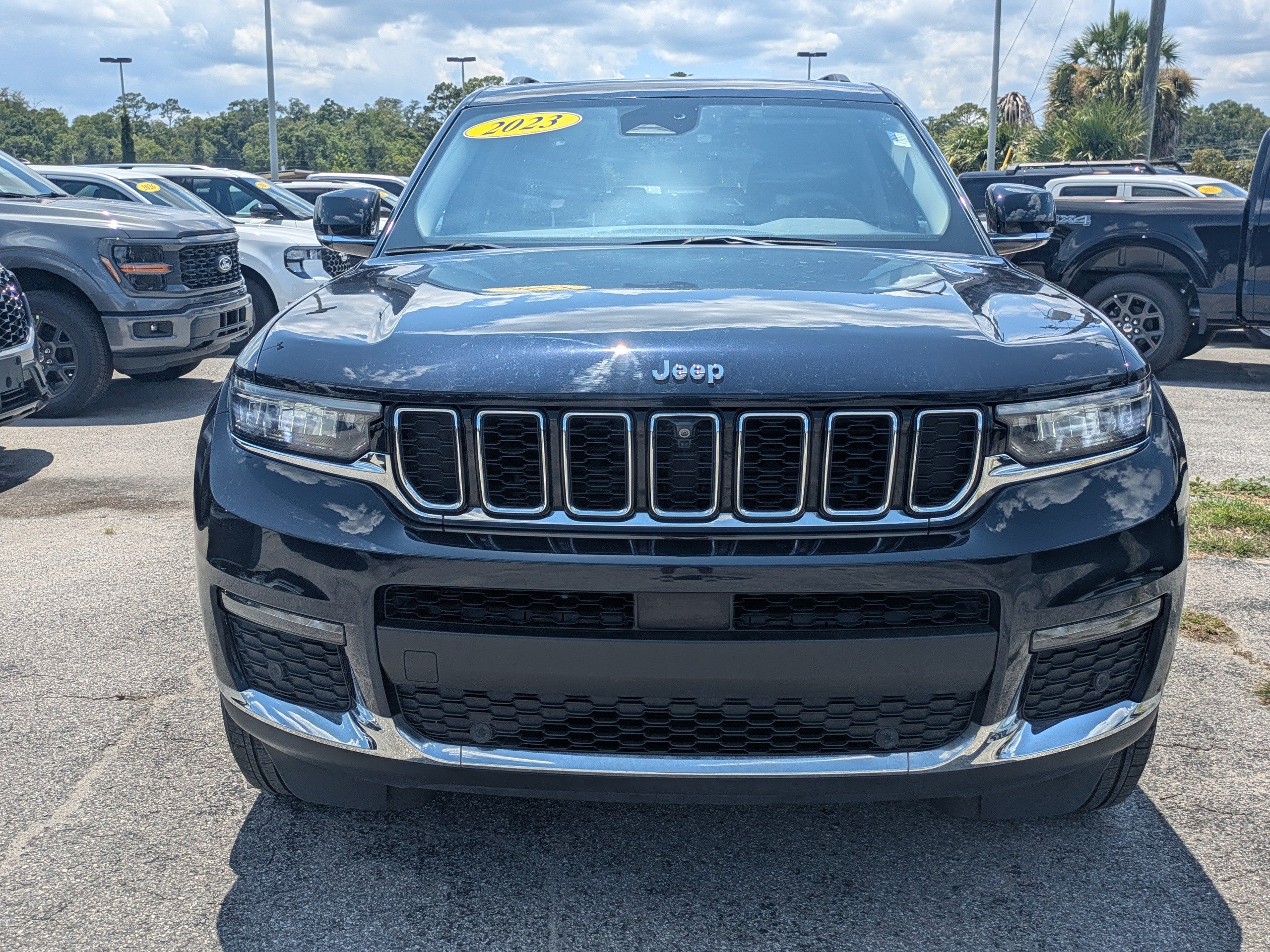 Used 2023 Jeep Grand Cherokee L Limited AWD/4WD image 9
