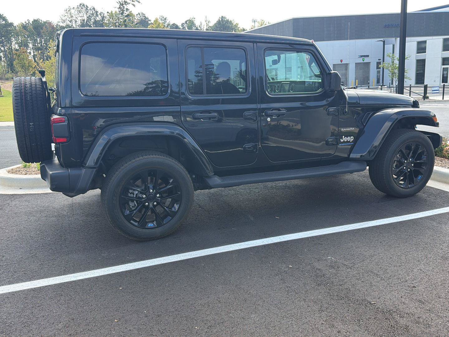 Used 2023 Jeep Wrangler Unlimited Sahara w/ Cold Weather Group AWD/4WD image 6
