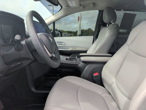 Used 2025 Toyota Sienna XLE w/ XLE Plus Package FWD image 16