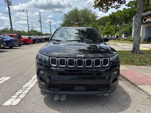 Used 2025 Jeep Compass Latitude AWD/4WD image 3